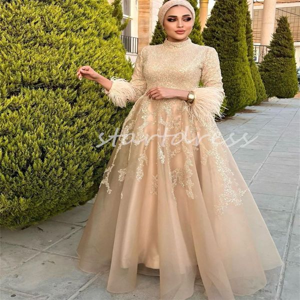 Vestidos de noche musulmanes dorados de lujo con apliques Elegante cuello alto Lentejuelas brillantes Una línea Abaya Dubai Vestido de fiesta con plumas Ocasión formal islámica Fiesta de cumpleaños