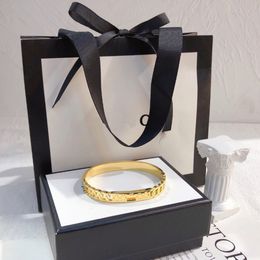 Diseño de pulsera de nombre de oro de lujo Pulseras de oro rosa Logotipo de marca de diseño para mujer Pulsera individual Regalo de moda Primavera Pareja Accesorios Brazalete con cajas