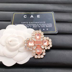 Des créateurs de marque de broche plaqués en or de luxe conçoivent des broches de haute qualité pour les filles charmantes à la mode en zircon de haute qualité associée à des boîtes de broche