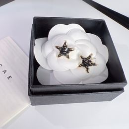 Brands de boucles d'oreilles plaquées en or de luxe Design à cinq étoiles pointues design à la mode à la mode boutique de haute qualité Boucles d'oreilles charmantes