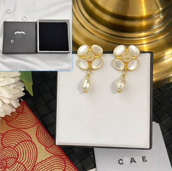 Boucles d'oreilles plaquées de luxe Brand Designer Four Leaf Clover Style Design Fashionable Boutique Gift Orees Oreads Pendants Pendants de haute qualité Pendants avec boîte