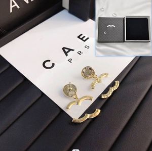 Boucles d'oreilles de luxe plaquées or conçues par des designers spécifiquement pour les femmes charmantes. Boucles d'oreilles de style pendentif mettant en valeur un tempérament luxueux pour les fêtes d'anniversaire.