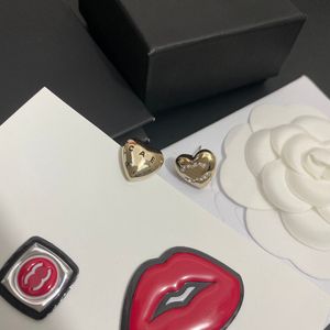 Pendientes de corazón de lujo en forma de oro Diseñador de marca Romantic Love Gift Boutique Pendientes de alta calidad Diamantes pequeños Diamantes de alta calidad Fiesta