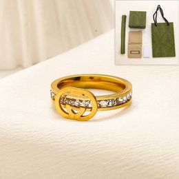 Luxo banhado a ouro carta anel de casamento designer marca jóias anel de cristal design para mulheres presentes de amor anel de casal com caixa