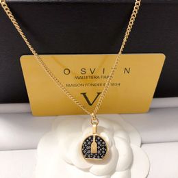 Luxe vergulde vergulde ketting merkontwerper Nieuwe print hang tag modieuze dames ketting hoogwaardige charme trend boetiek cadeaubak met verjaardagsfeestje