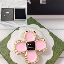 Diseñador de marca de broche plateado plateado chapado en oro de lujo con diseño de cuatro hojas de estilo de trébol broche de joyería de joyería de alta calidad