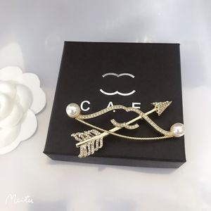 Diseñador de broche plateado plateado chapado en dorado de lujo Nuevo diseño de arco y flecha Broche de joyería de alta calidad broche con caja de cumpleaños