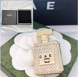 Luxe gouden verzilverde broche merkontwerper parfum flesstijl modetrend broche broche hoogwaardige diamanten sieraden inleg boetiek broche matching box
