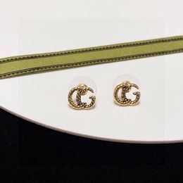 Luxury Gold Stud oorbellen Designer voor vrouwen Kleine Stud -oorbellen zijn een luxe klassiek duurzaam messing met sterling zilvernaalden