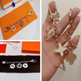 Porte-clés de luxe avec lettres dorées – Breloques de sac unisexes de créateur, porte-clés de voiture pour hommes et femmes