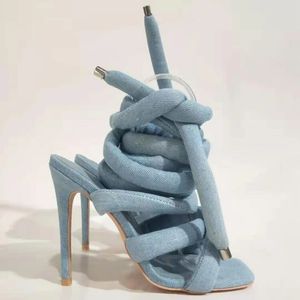 Luxe gris/argenté pieds anneau enroulement bande sandales mode défilé chaussures pour femmes 2023 été nouveau bout carré talons hauts