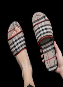 Modèle de grille de luxe Slipper Men Brand Designer Slides Summer Beach Flat G Sandals Slippers Black Khaki Outdoor House Flip Flops7721689