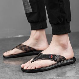 Luxe rasterpatroon slippers lederen ontwerper rubber dia sandaal metalen knop slipper mannen zwart wit antislip grijze tandwiel bodems flip flops strandschoenen