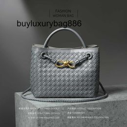 Luxus-Handtasche von Botteg Andiamoes. Neue gewebte Einkaufstasche mit Metallschnalle und Design, High-End-Gefühl, tragbar, großes Fassungsvermögen, einfacher und vielseitiger Trend