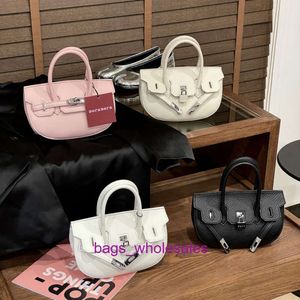 Bolsos de lujo se venden barato 2024 Patrón de lichi de mano Bolso rosa Lindo Moda Exquisito Hombro Skew Straddle Nuevo estilo para mujer