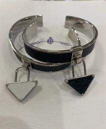 Luxe Dur Corps Designer Bracelet Or Bracelets Femmes Marque Bracelets Diamant Designers Triangle Bracelet Bijoux En Cuir Pour Amoureux