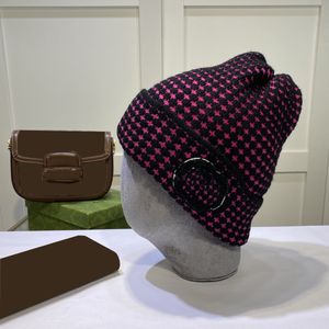 Chapeau de luxe designer bonnet lettre femmes hiver chaud rue polyvalent tempérament de mode couture à carreaux avec le même couple de paragraphe