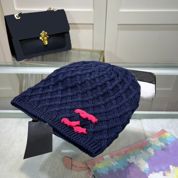 Chapéu de luxo Designer Beanie Inverno Knit Bonnet Homens e Mulheres Quente Cap Grande Logotipo Espiral Padrão Frio Cap Ski Caps Maré Multi Color Casal Pulôver Hat