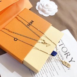 Collar de joyería de alta gama de lujo Collar de diseño de moda de 18 km chapado en oro Estilo de diseñador de cadena larga de marca popular Regalo exquisito X301