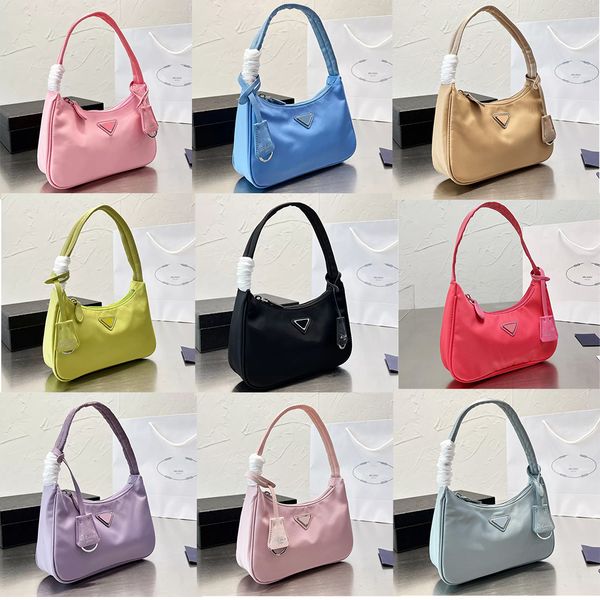 Hobos de lujo Bolso de mano de nailon Bolso de hombro axilar Bolso de mujer Carteras Correas esmaltadas Mango Triángulo de metal Cierre de cremallera Bolsos intermedios en forma de luna diseñador