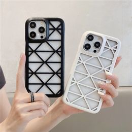 Luxe Hollow Out Vogue Telefoonhoes voor iPhone 14 13 12 11 Pro Max Duurzaam Slank Stijlvol Volledig beschermend Zachte bumper Geometrische print Leer Warmteafvoer Achterkant