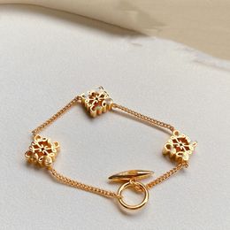 Luxe uitgeholde L-vormige armband, luxe designer sieraden voor dames, gouden letterhanger, klassieke merkset, jurkdecoratie 18k gouden damescadeau