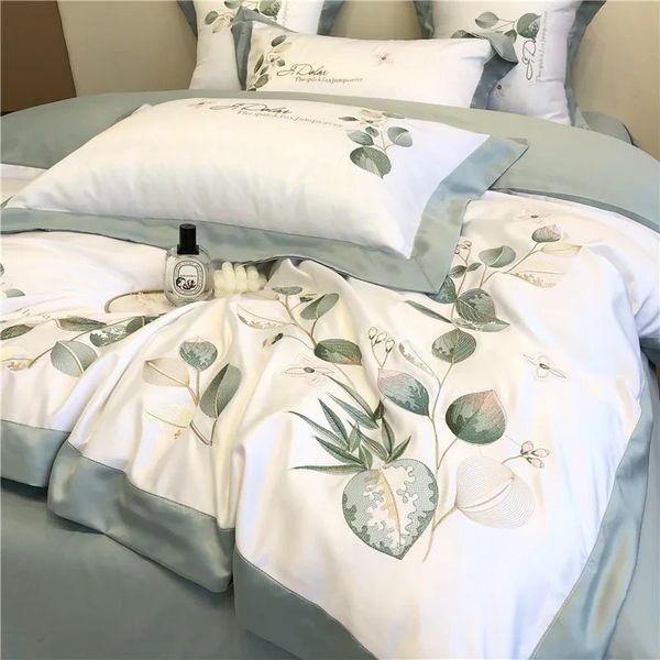 Luxury Silk Seda de cuatro piezas Conjunto de cama de seda para dormir desnuda y colchas de colchas Luz textil de ropa de cama de lujo 240329