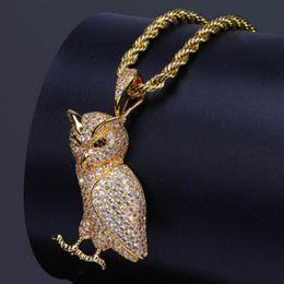 Collier pendentif hibou animal en acier inoxydable glacé de luxe avec chaîne de corde de 60 cm Micro pavé de zircone cubique pendentif diamants simulés