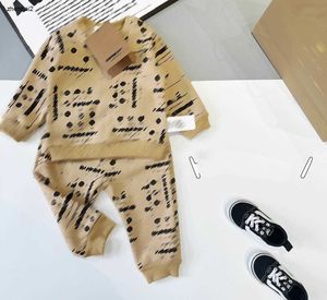 Luxe baby jumpsuits Volledige print van letterlogo jongens meisjes Pluche set Maat 66-100 pasgeboren baby Ronde hals hoodie en broek Jan10