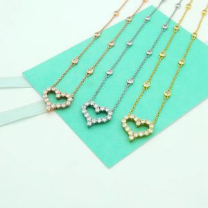 luxe initiële ketting ontwerper voor vrouwen holle hartvormige hanger ketting ingelegd simuleren parel cz diamanten ketting fijne designer sieraden cadeau met doos