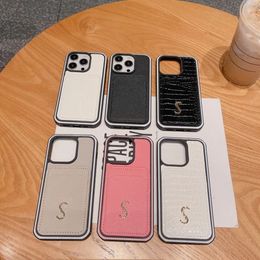Luxury iPhone Diseñador Diseñador Case de teléfono para iPhone 12 13 14 15 15 Pro Max Fashion Metal Placa trasera de cuero con tapa posterior con ranura para tarjetas