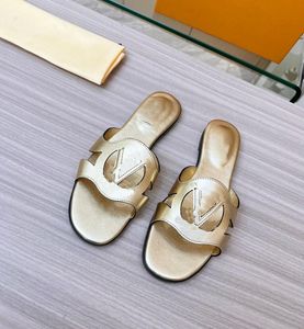 Pantoufles de luxe Isola Flat Mule Slides à semelle extérieure en cuir de veau métallisé doré Circle Signature Fashioned Soft Calfskin Wide Front Strap Sandals