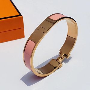 Joyería de lujo Pulseras de diseñador Pulseras de oro rosa para hombres y mujeres Diseños de letras de moda Tamaño 17 y 19 Varios colores disponibles