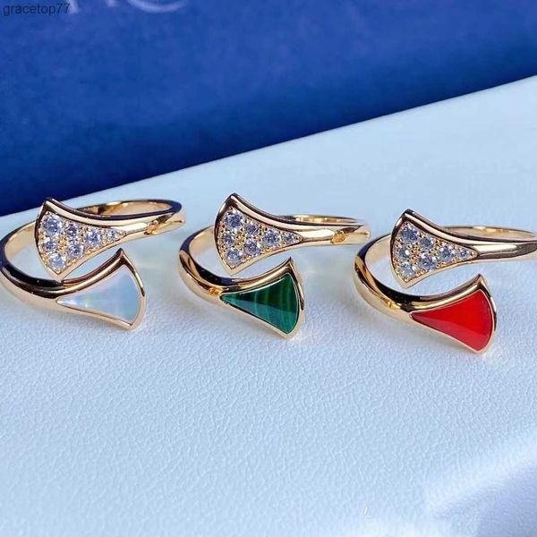 Bijoux de luxe Anneaux de bande Baojia V en forme d'éventail pour femme Bague de jupe plaquée avec or rose 18 carats Blanc Fritillaria Rouge Jade Moelle Paon Vert Diamant 9xen