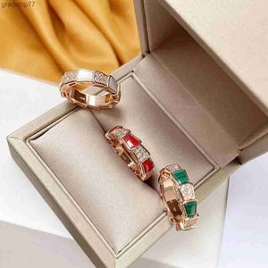 Anillos de banda de joyería de lujo Baojia v Anillo de serpiente espiritual de oro rosa Elegante y encantador Extensión única Calcedonia roja curvada Fritillaria blanca Xrss