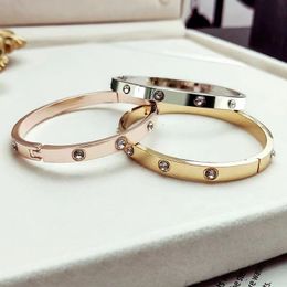 Bracelet de luxe Bracelet Bracelet Bracelet Fashion 18K Gold plaqué en acier Diamond Femmes Mentes Nail Bracelet Silver Classic Designer Jielts de fiançailles