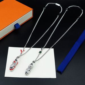 Créateur de bijoux de luxe Chaîne en or et chaînes en argent Collier pendentif en acier inoxydable avec lettres petites chaussures colliers collier coeur pour hommes et femmes bijoux cadeaux