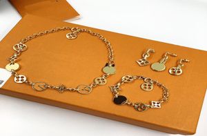 Chaînes de collier de créateurs de bijoux de luxe Les accessoires comprennent des anneaux de bracelet colliers de pendentif en or pour les femmes de type classique 22112307321260