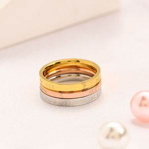 Bagues de créateurs de bijoux de luxe Charmes d'amour pour femmes Fournitures de mariage trois en un Bague en acier inoxydable plaqué or 18 carats Bague fine en relief Timbre en relief