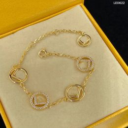 Diseñadores de joyería de lujo Pulsera con dijes para mujer Cinturón de moda Letra F Diseñador Pulseras de oro Pulsera colgante de estilo simple clásico