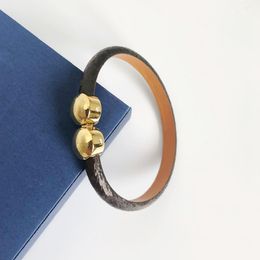 Bracelet de créateur en cuir féminin de bijoux de luxe avec logo de marque de coeur d'or sur un cadeau de vacances de bracelet de mode élégant haut de gamme 123