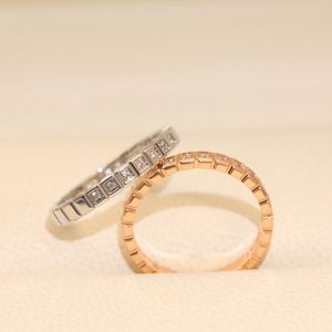 Joyería de lujo, anillo de bloque de hielo pequeño de oro en V de alta edición para mujer, anillo cuadrado de oro de 18k chapado en CNC, anillo de pareja de estrella del cielo completo