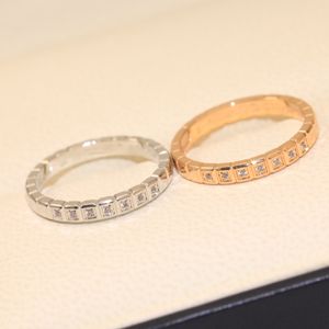 Bijoux de luxe haute édition V or petit bloc de glace anneau pour femmes CNC plaqué or 18k carré plein ciel étoile Couple anneau