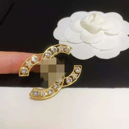 Joyería de lujo Broche pequeño de brisa fragante con estrella de cinco puntas Diamante de agua Versión alta Alta calidad (HQ) Moda clásica