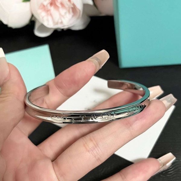 Bijoux de luxe Tiffanybracelet et co titanium Steel Material New Silver Open Bracelet Fashion Fashion Fashion Fonds One Taille Bonne Couleur Protection