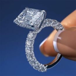 Joyería de lujo Anillos de boda Espumoso Plata de ley 925 Corte esmeralda Topacio blanco Diamonique CZ Diamante Piedras preciosas Fiesta Mujeres Anillo de compromiso Anillo para regalo de amante