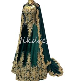 Vestido de noche marroquí de Kaftan de lujo con Cape Elegant Esmeralda Verde Musulmán Muslim Vestidos de oro Applices Dubai Abaya Engestión formal Hochzeit Vestidos de Noche