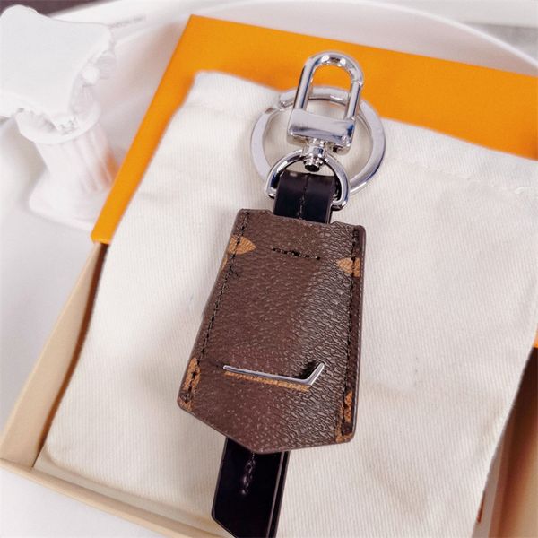 Porte-clés de luxe en forme de bouclier en cuir métal argenté avec inscription du logo de la marque utilisé comme porte-clés décoration de sac de portefeuille de concepteur ont un paquet