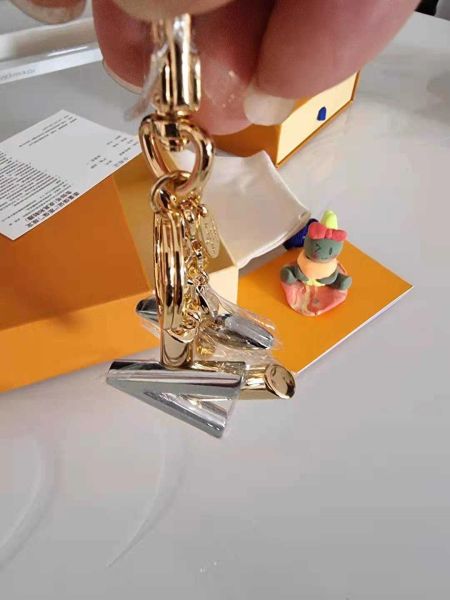 Porte-clés de luxe lettres Designers porte-clés à breloques haut de voiture porte-clés femmes boucle bijoux porte-clés sacs pendentif cadeau