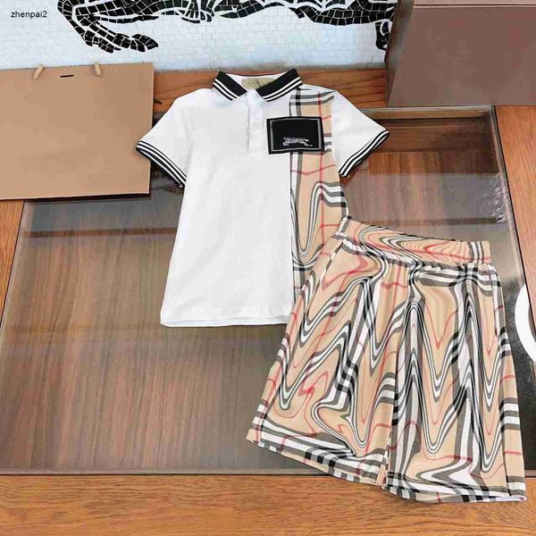 Luxury Kids Diseñador Diseñador Suelto de pistas para niños Tamaño de camiseta de niños 110-160 cm Camisa y pantalones cortos de empalme a escaparate.